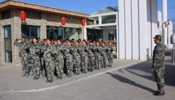 鳴翠湖員工軍訓(xùn)，英姿颯爽展風(fēng)采！