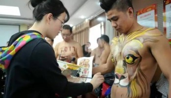 真的脫光了！鳴翠湖“光身彩繪跑”上演美女與野獸...